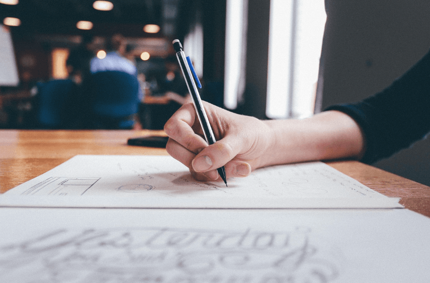 Pourquoi le contenu piloté par l’IA devient indispensable en prospection B2B